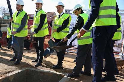 La ministra de Vivienda, Isabel Rodríguez (segunda por la derecha), junto al presidente de Castilla-La Mancha, Emiliano García-Page (tercero), en el inicio de una promoción de pisos en Toledo, el pasado día 11.