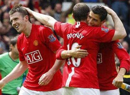 Ronaldo y Rooney celebran el título de liga tras empatar con el Arsenal en la penúltima jornada