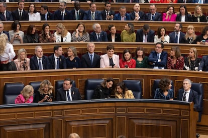 La bancada de ministros, minutos antes del inicio del acto de  jura de la Constitución ante las Cortes Generales de la Princesa de Asturias. 