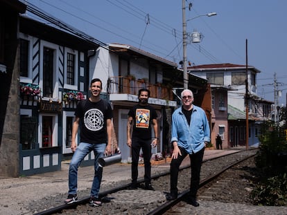 De izquierda a derecha, los músicos Carlos Guillen Mejía (Frijol), Carlos Luis Mejía y Luis Enrique Mejía Godoy, en San José (Costa Rica).