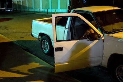 Un hombre espera en su camioneta en Maracaibo, ya entrada la noche, a conseguir combustible.