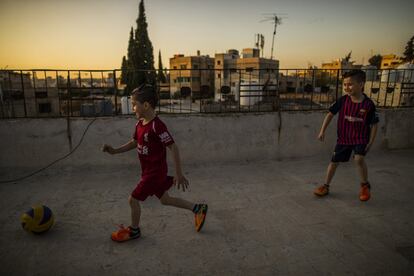 Zakaria y Hamza juegan al fútbol al atardecer en la azotea de su bloque. Uno vestido de Messi y el otro de Salah, el ídolo egipcio que juega en el Liverpool.