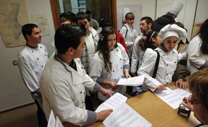 Alumnos de la escuela de hostelería de Castellón entregan firmas de protesta por los recortes en la delegación de Educación.