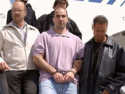 El preso de ETA Álvaro Arri Pascual, 'Munipa', cuando fue entregado a España por Francia en abril de 2003.

EUROPA PRESS
11/05/2020