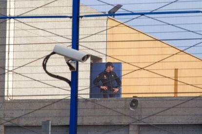 Un polic&iacute;a vigilando, ayer, en el centro de   internamiento de extranjeros de Barcelona.