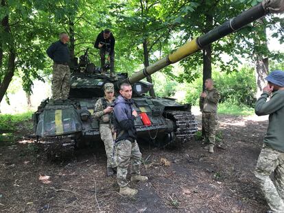 Tanquistas ucranios de la brigada B-92, en el frente de Járkov.