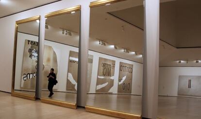 Obras de Schnabel se reflejan en los espejos de 'La Architettura dello Specchio', de Pistoletto, en el Guggenheim de Bilbao.