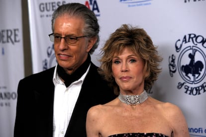 El productor musical Richard Perry –que después iniciaría una relación con Jane Fonda– descubrió a la farsante y siguió enamorado pese a la verdad… hasta que la conoció en persona.