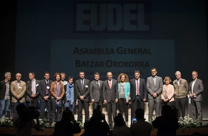 Josu Erkoreka, en el centro, junto a alcaldes de la directiva de Eudel.