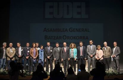 Josu Erkoreka, en el centro, junto a alcaldes de la directiva de Eudel.