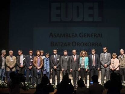 Josu Erkoreka, en el centro, junto a alcaldes de la directiva de Eudel.