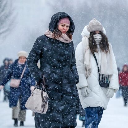 Moscow (Russian Federation), Daily life in Moscow amid cold spell in northern Europe06/01/2024.- People walk in a street amidst snowfall during cold weather in Moscow, Russia, 06 January 2024. The air temperatures are expected to drop to about minus 22 degrees Celsius in the Russian capital. An extreme cold wave hit Europe with temperatures reaching nearly minus 40 degrees Celsius in the Nordic region of the continent. (Rusia, Moscú) EFE/EPA/YURI KOCHETKOV