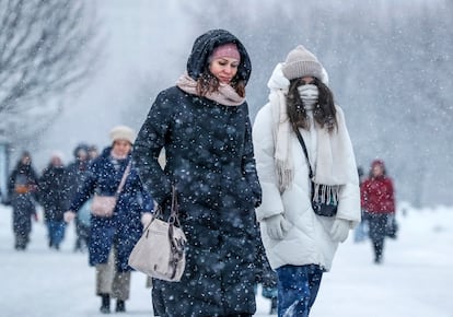Varias personas caminan por una calle de Moscú nevada el 6 de enero.