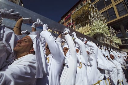 Hombres de tronos levantan a pulso el trono de María Santísima del Rocío, de la Cofradía del Rocío, durante el Martes Santo en Málaga. 