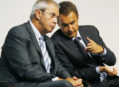 Emilio Pérez Touriño y José Luis Rodríguez Zapatero, ayer en Boqueixón durante la intervención de la ministra de Fomento.