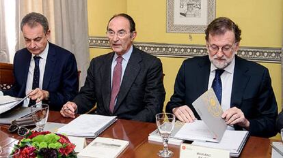 El expresidente Mariano Rajoy, junto al presidente del Real Instituto Elcano, Emilio Lamo de Espinosa, y el expresidente José Luis Rodríguez Zapatero, este jueves en la reunión del patronato.