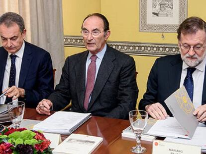 El expresidente Mariano Rajoy, junto al presidente del Real Instituto Elcano, Emilio Lamo de Espinosa, y el expresidente José Luis Rodríguez Zapatero, este jueves en la reunión del patronato. 