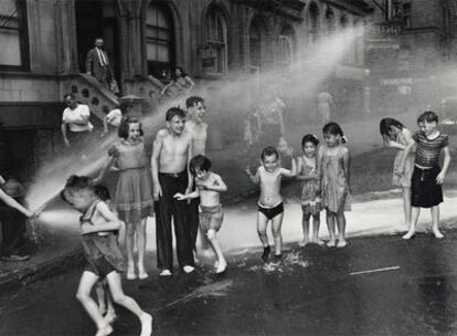 <i>Summer. The Lower East Side</i> (1937), una de las fotografías de Weegee que pueden verse en Almería.