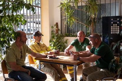 Carlos Sández (izquierda) y otros bomberos, en la  base de Cártama (Málaga).