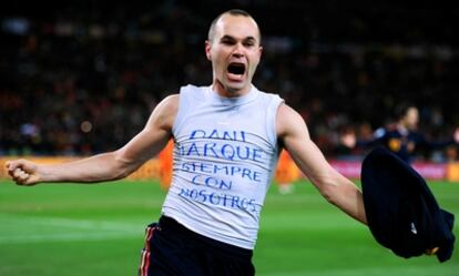 Andrés Iniesta celebra el gol que dio la victoria a España.