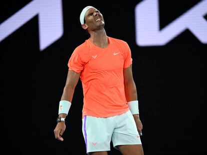 Nadal se lamenta tras perder un punto contra Tsitsipas, este miércoles en Melbourne.