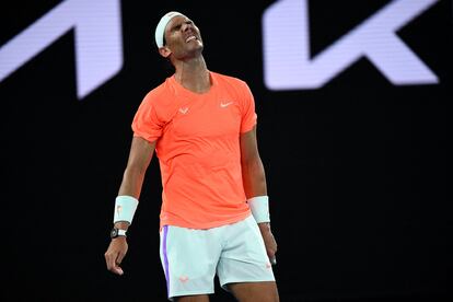 Nadal se lamenta tras perder un punto contra Tsitsipas, este miércoles en Melbourne.