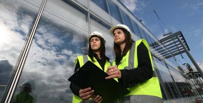 Dos mujeres trabajando en el sector de la construcción