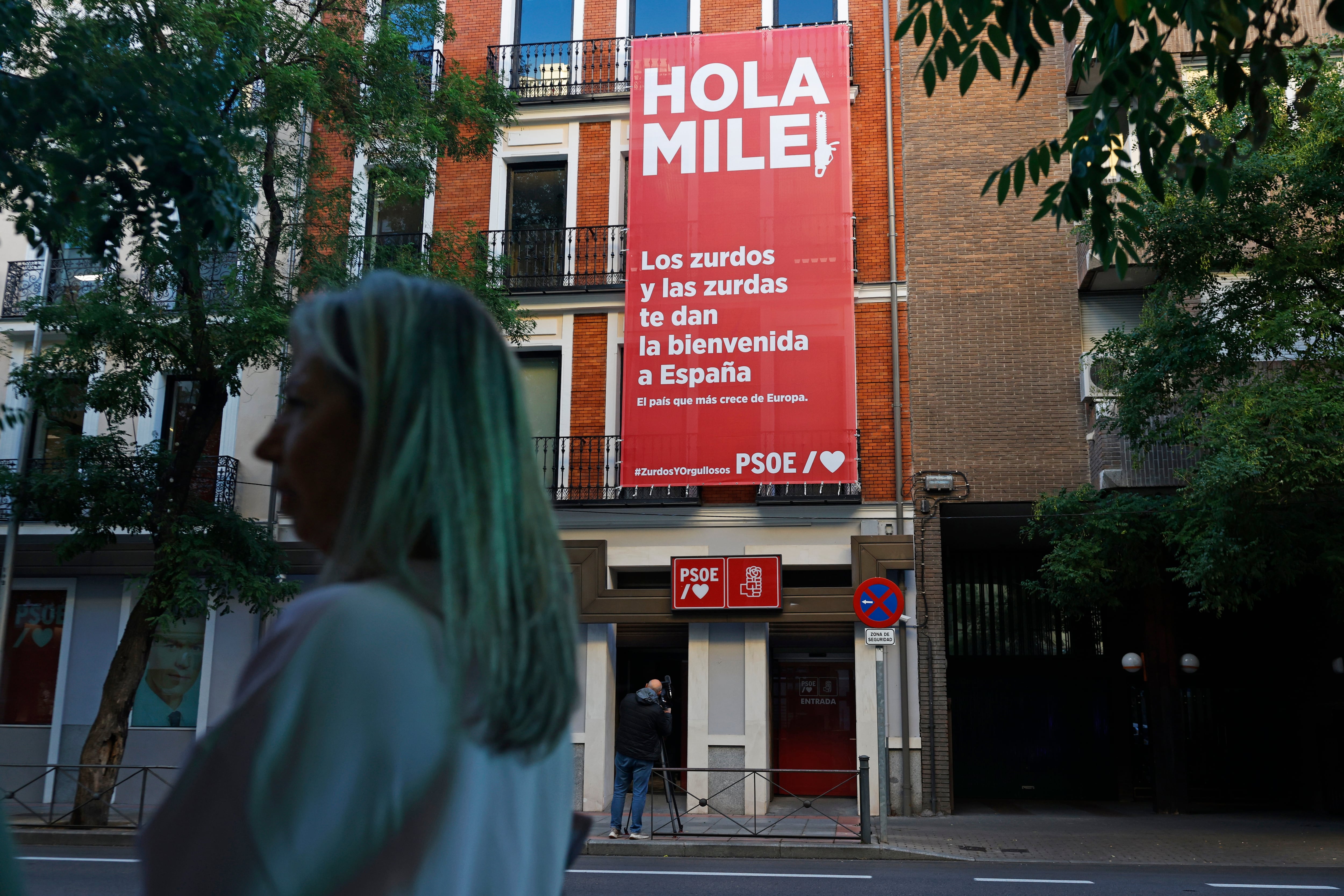 El PSOE exhibe una lona en su sede de Ferraz durante la visita a España del presidente argentino, Javier Milei, este miércoles.