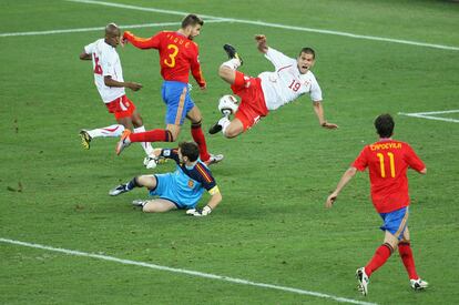 El suizo Eren Derdiyok salta sobre Iker Casillas en la jugada que culmina en el gol contra España.
