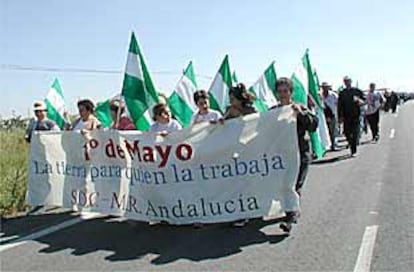 Un momento de la marcha del SOC antes de ocupar la finca <i>La Romana.</i>