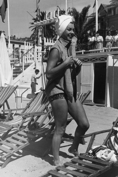 Esther Williams aprovechaba su visita a Cannes para darse un baño.