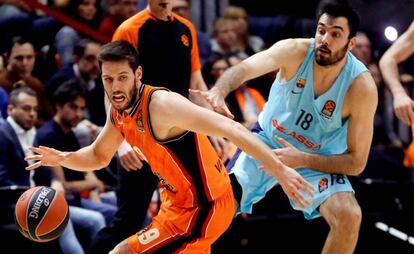 Van Rossom y Oriola pugnan por un balón.