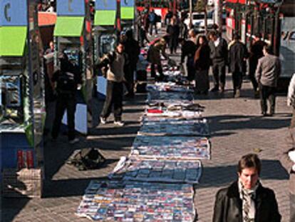 Varios puestos de venta ilegales, los llamados <b></b><i>top manta,</i> ayer en Madrid.