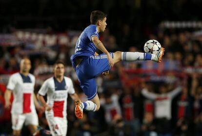 Oscar controla la pelota durante el partido. 