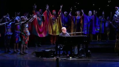 Elton John canta en el musical 'El Rey León' de Broadway para celebrar su 20 aniversario.