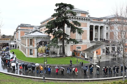 Decenas de visitantes hacen cola en el Museo del Prado donde este lunes tiene lugar la presentación temporal de 'El martirio de San Andrés' de Rubens.