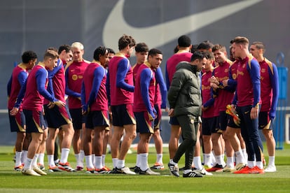 El entrenador del FC Barcelona, Xavi Hernández, junto a sus jugadores durante un entrenamiento reciente.