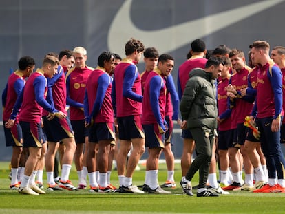 El entrenador del FC Barcelona, Xavi Hernández, junto a sus jugadores durante un entrenamiento reciente.
