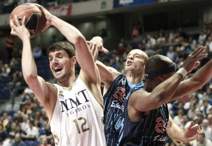 Mirotic protege el balón ante Jiménez