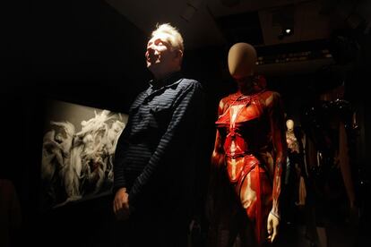 El cuerpo humano y el desnudo han sido tratados por Gaultier de muy diversas formas. Desde trajes que reproducen un cuerpo sin piel hasta un tejido que dibuja un cuerpo desnudo. De ahí que Pedro Almodóvar le llamara a él para fabricar el traje-desnudo que Elena Anaya lucía en la película 'La piel que habito'.