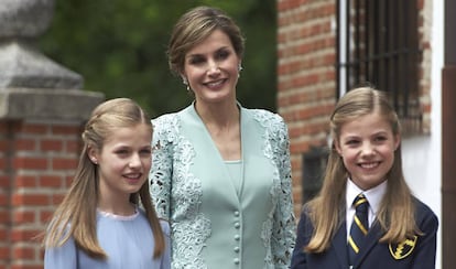 De izquierda a derecha: la princesa Leonor, do&ntilde;a Letizia y la infanta Sof&iacute;a, en la comuni&oacute;n de la hija menor de los Reyes el pasdo 17 de mayo.