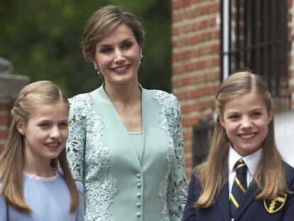 De izquierda a derecha: la princesa Leonor, do&ntilde;a Letizia y la infanta Sof&iacute;a, en la comuni&oacute;n de la hija menor de los Reyes el pasdo 17 de mayo.