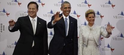 El presidente de Estados Unidos, Barack Obama (c), posa con el mandatario de Panamá, Juan Carlos Varela (i), y la primera dama panameña, Lorena Castillo.