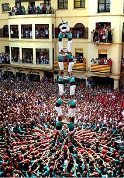 La <i>torre de vuit</i> de los de Vilafranca en el momento de ser coronada por el <i>anxaneta.</i>