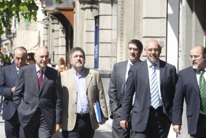 Arriola, Ares, Eguiguren, López, Pastor y Prieto, de izquierda a derecha, antes de iniciar su reunión de ayer en Bilbao.