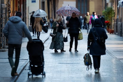 Varias personas caminan bajo la lluvia en Valencia. 