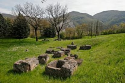 Tumbas de piedra en la ciudad etrusca de Marzabotto (Emilia-romagna, Italia).