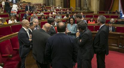 Un grupo de diputados de Junts pel Sí en el Parlament durante un receso del pleno.