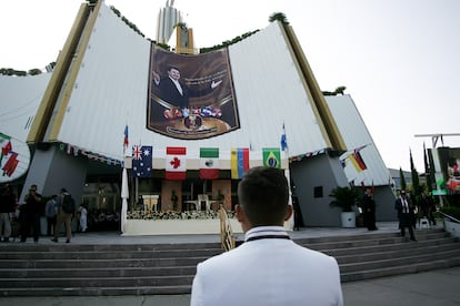 Un miembro afuera del templo sede de La Luz del Mundo, en Guadalajara (México).