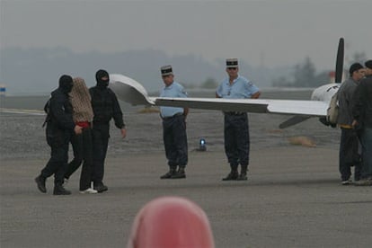 Soledad Iparraguirre, <i>Amboto</i>, embarca en el avión que iba a trasladarla a París.